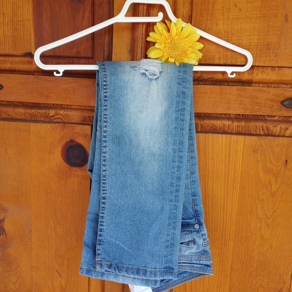 Dollhouse light wash jeans - Picture 10 of 12